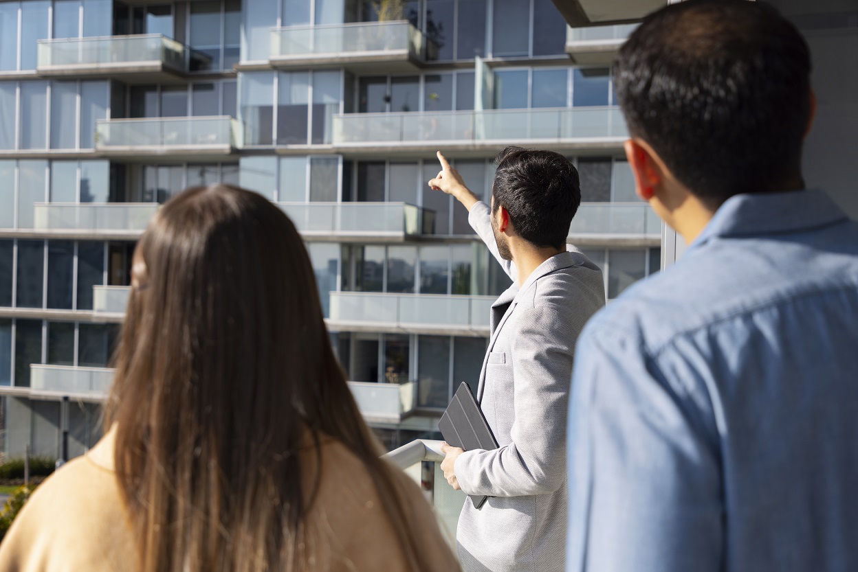 Pareja Tiro Medio Hablando Agente Inmobiliario