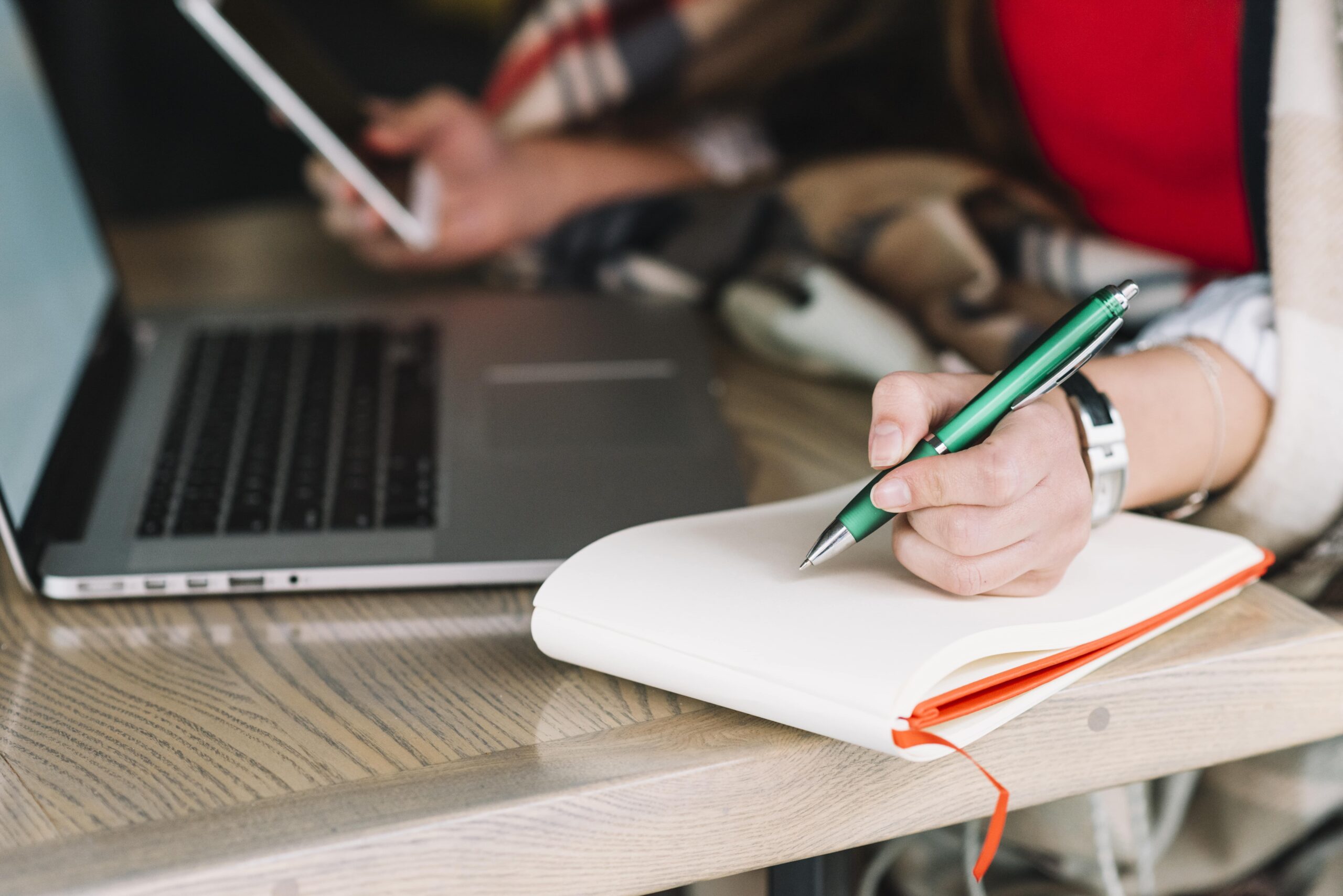 businesswoman writing coffee shop min scaled