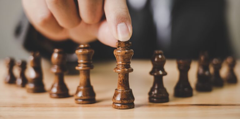 imagen panoramica empresario con juego de mesa de ajedrez planificar el concepto estrategico y tactico 2