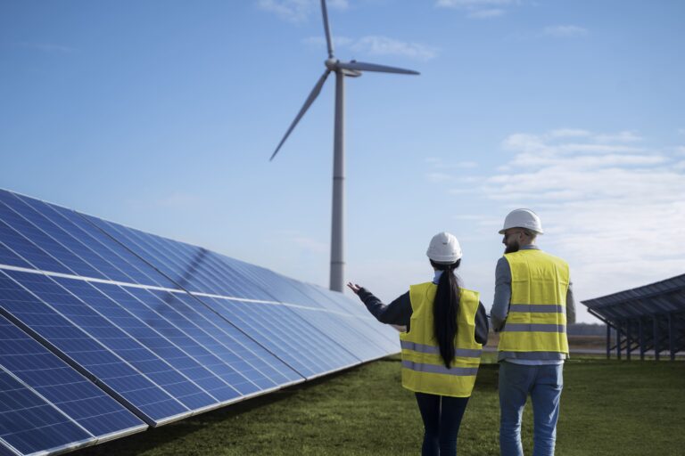 ingenieros de tiro medio discutiendo sobre paneles solares 2