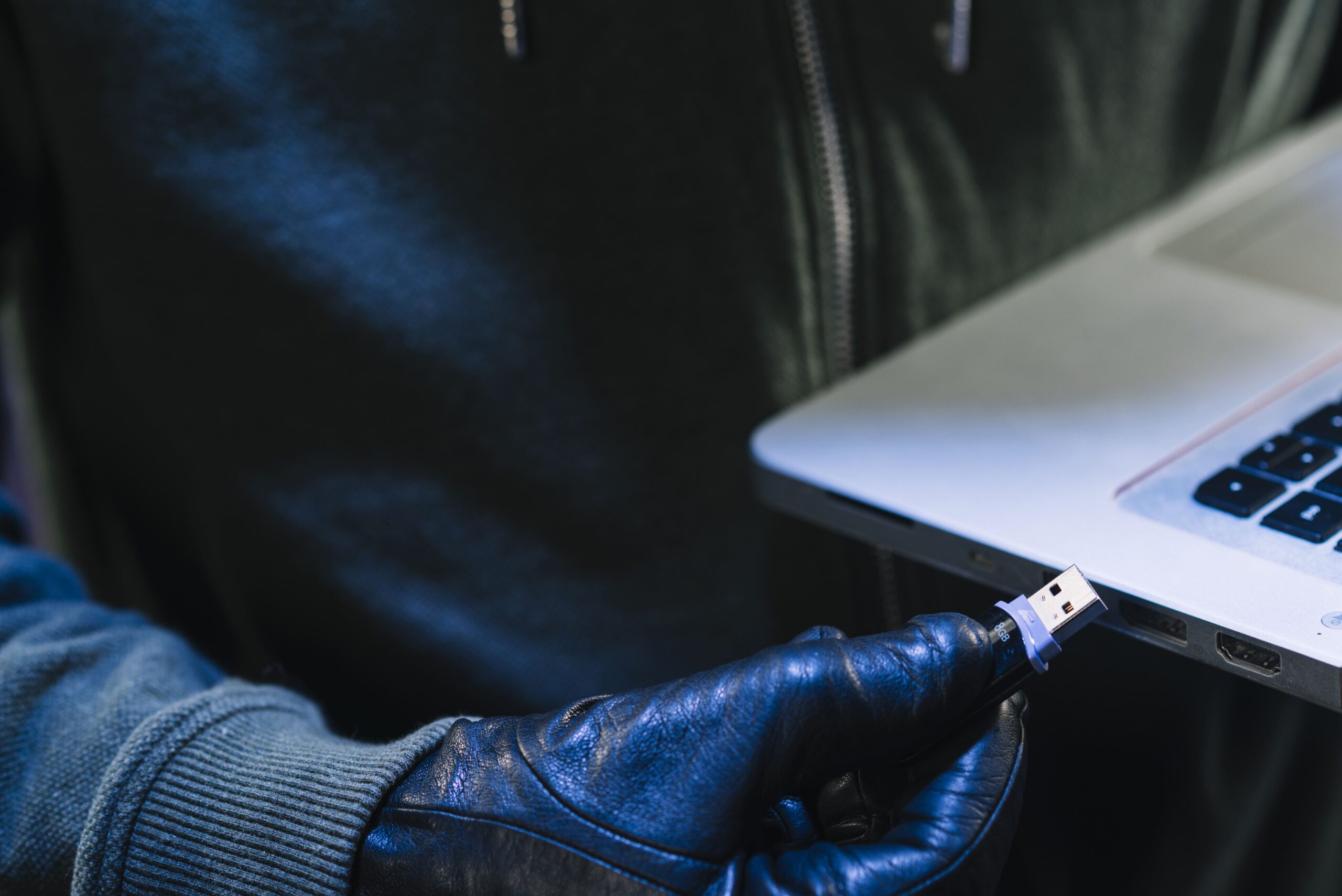 “Ilustración sobre phishing moderno: un directivo frente a un ordenador recibe un correo aparentemente legítimo, con logos y diseño corporativo, pero en realidad es un ataque de ciberseguridad que busca robar datos o dinero.”