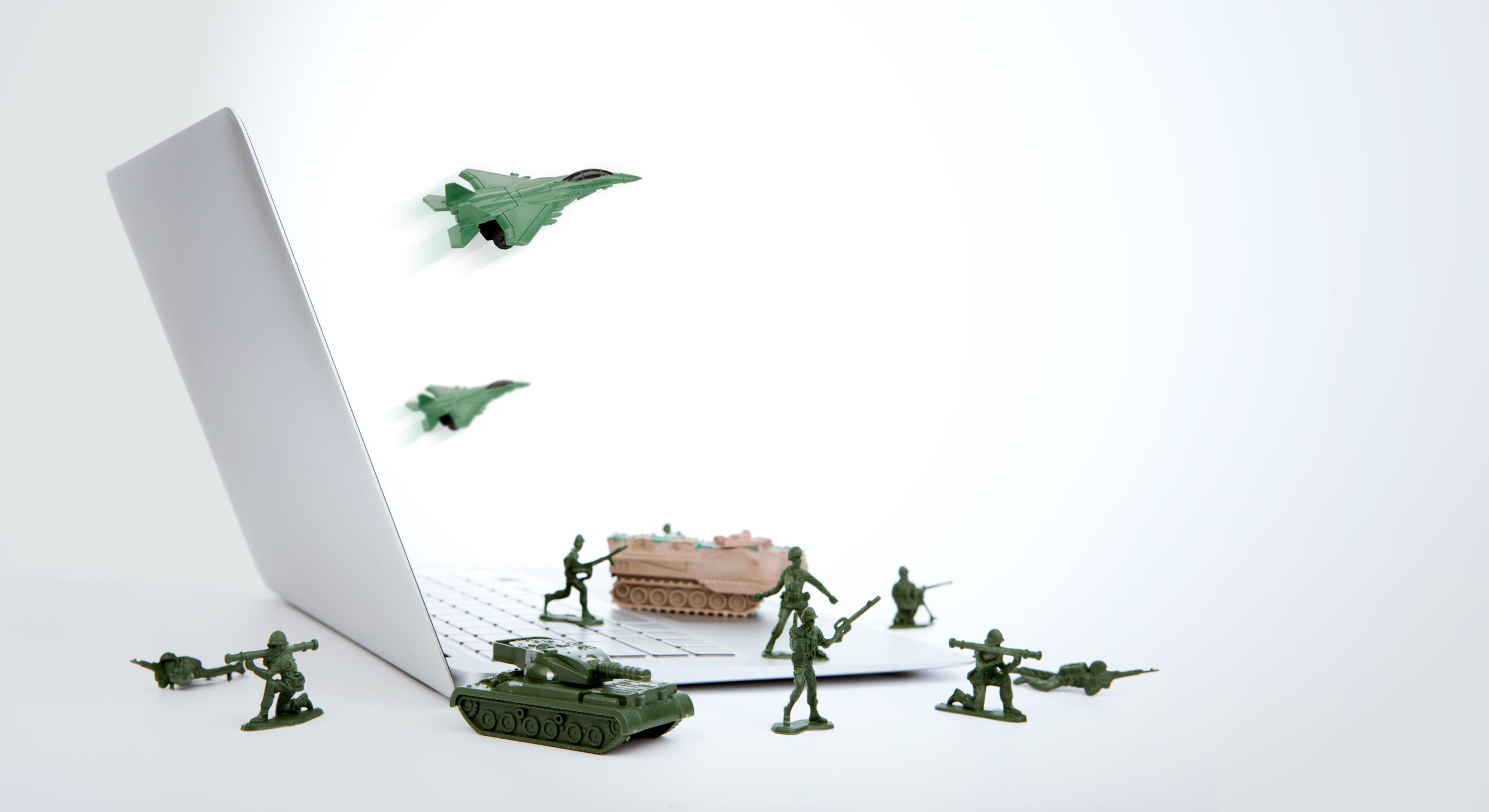concepto-de-seguridad-soldados-tanques-avion-estan-protegiendo-un (2) “Formación en ciberseguridad: profesionales preparados para la guerra tecnológica digital”
